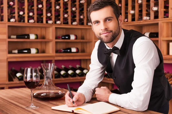 Sommelier writing in note pad — Stock Photo, Image