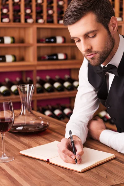 Sommelier skriver i anteckningsblock — Stockfoto