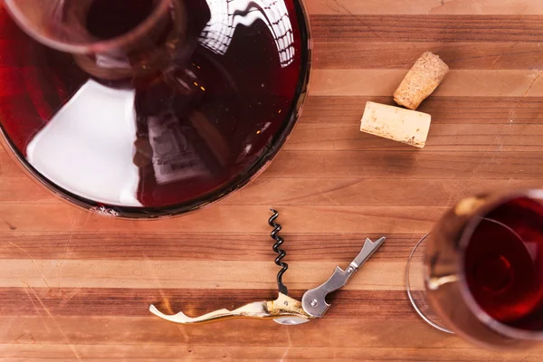 Decanter e bicchiere da vino con vino — Foto Stock