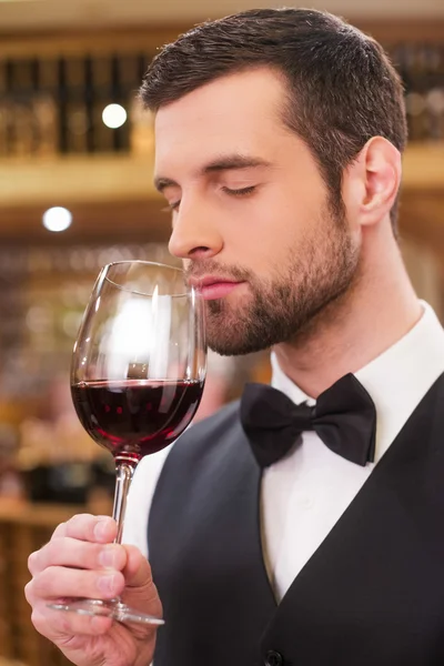 Hombre sosteniendo copa con vino tinto — Foto de Stock