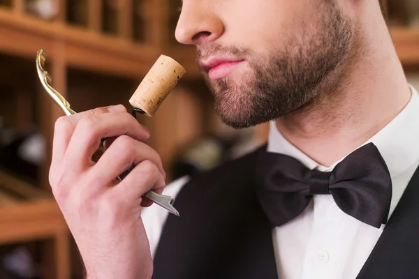 Hombre oliendo corcho de vino — Foto de Stock