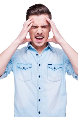 Kafasını dokunmadan tişörtlü adam