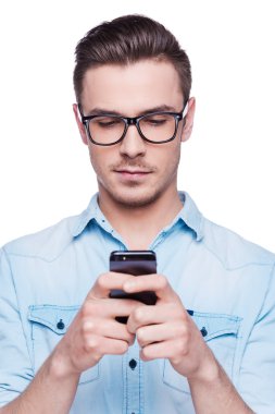 Cep telefonu tutan adam.