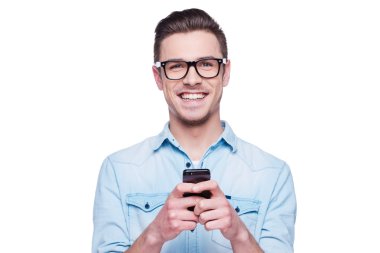 genç adam tutarak cep telefonu