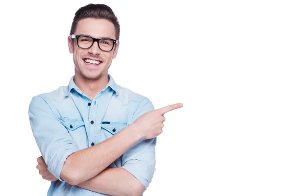 Hombre con camisa apuntando — Foto de Stock