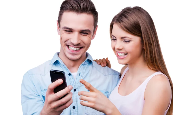 Пара глядя на мобильный телефон — стоковое фото