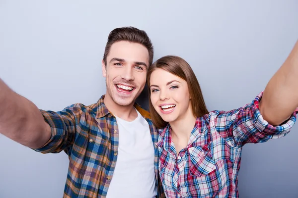 Verliefde paar maken selfie — Stockfoto