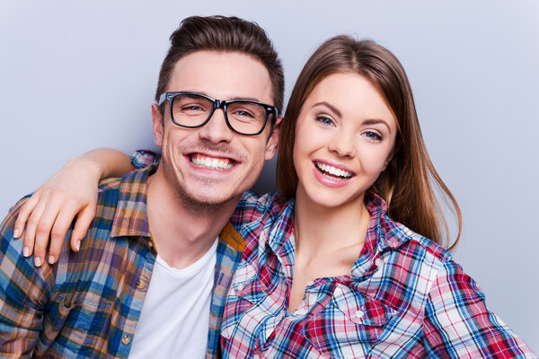 красивая молодая любящая пара
