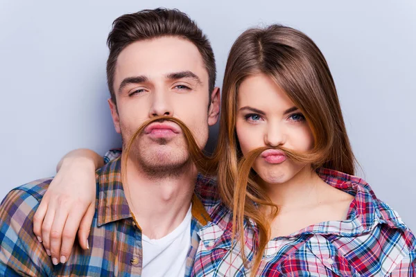 Pasangan yang membuat kumis palsu — Stok Foto