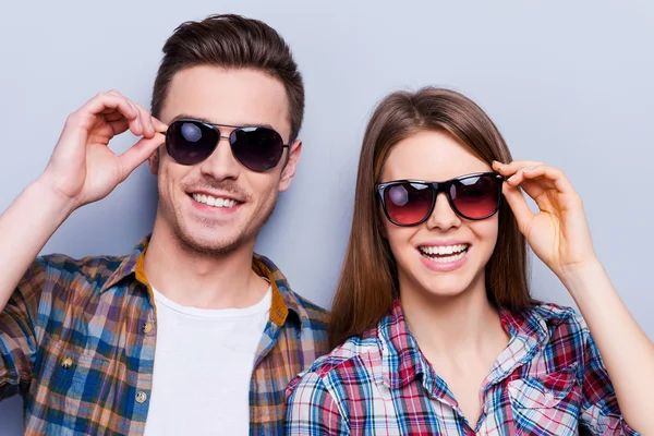 Coppia amorevole che regola i loro occhiali da sole — Foto Stock