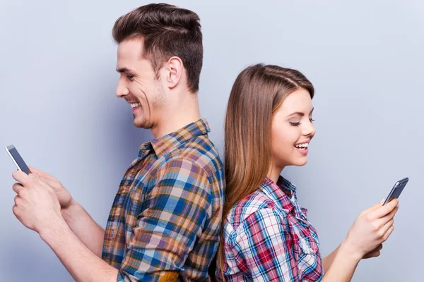 Couple holding mobile phones — Stock Photo, Image