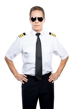 Kendine güvenen erkek pilot üniformalı