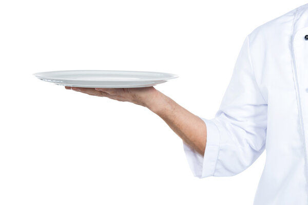 Уверенный зрелый шеф-повар держит тарелку
