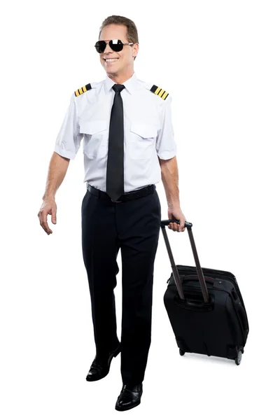 Pilot i uniform bär resväska — Stockfoto
