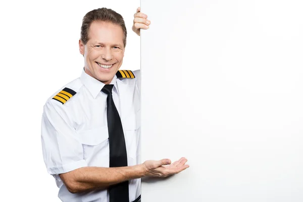 Pilot in Uniform mit Kopierraum — Stockfoto