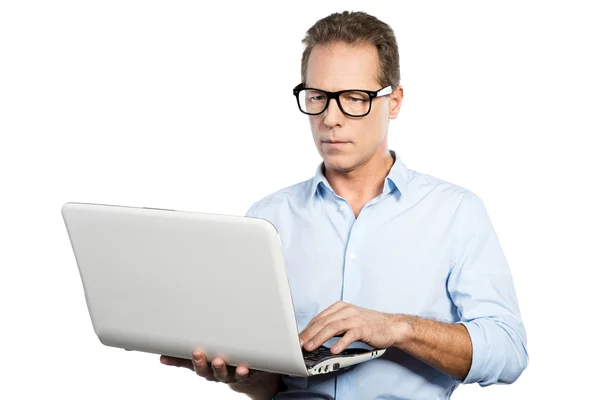 Homem de camisa segurando laptop — Fotografia de Stock