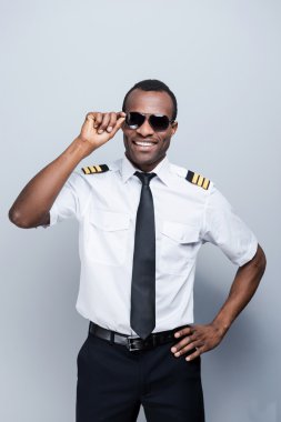 Kendine güvenen Afrikalı pilot üniformalı