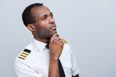 Düşünceli Afrikalı pilot üniformalı