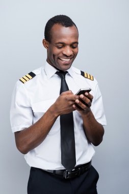 Afrikalı pilot holding cep telefonu