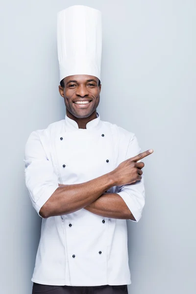 Africké šéfkuchař ukazující daleko — Stock fotografie