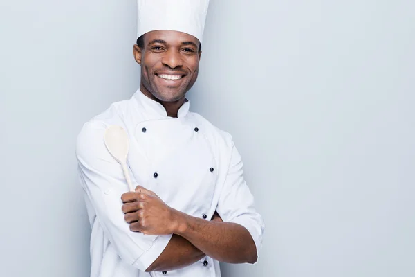 Chef africano en uniforme blanco — Foto de Stock