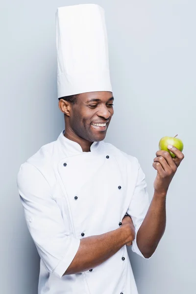 Chef africain tenant pomme verte — Photo