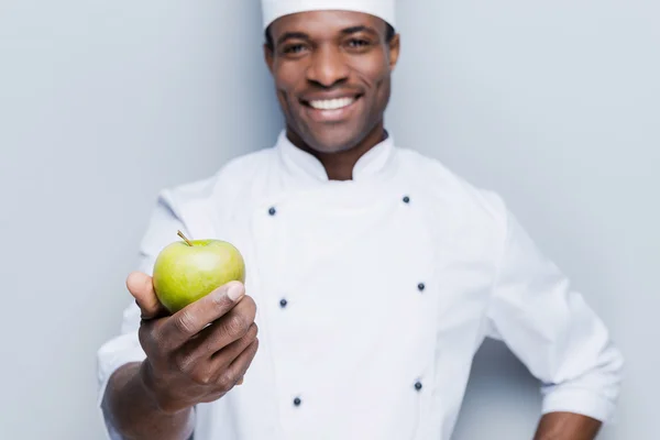 Chef africano estirando la manzana —  Fotos de Stock