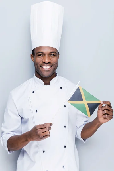 Afrikaanse chef-kok houden vlag van Jamaica — Stockfoto