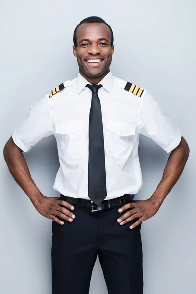 Piloto africano de confianza en uniforme — Foto de Stock