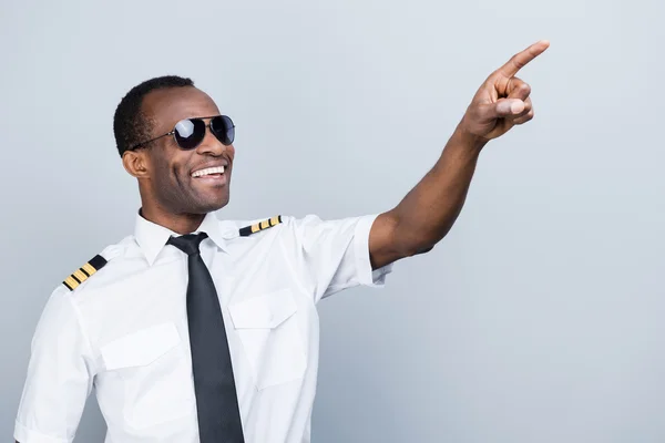 Piloto africano en uniforme apuntando — Foto de Stock