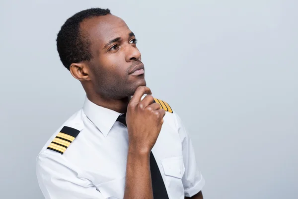 Piloto africano reflexivo en uniforme — Foto de Stock