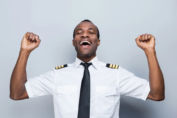 Gelukkig Afrikaanse piloot in uniform — Stockfoto