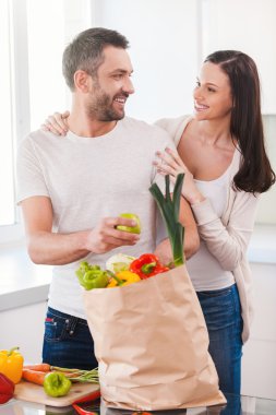 Genç çift/açma alışveriş çantası