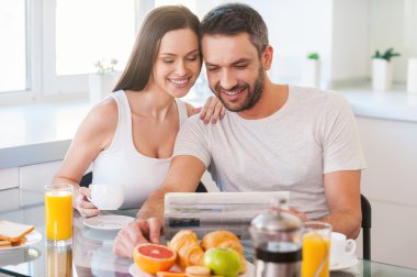 Genç çift okuma gazete birlikte