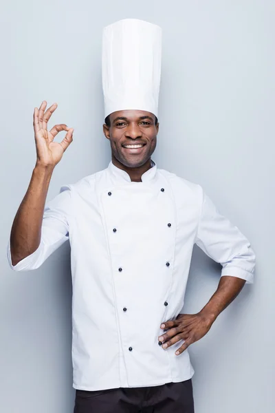 Afrikanska kocken gestikulerande Ok tecken — Stockfoto