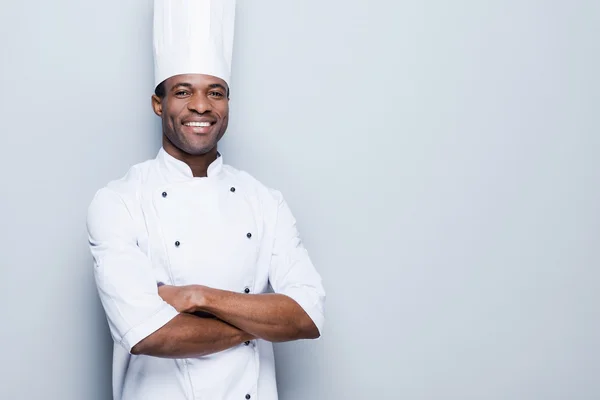 Säker unga afrikanska kocken — Stockfoto
