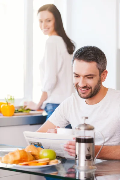 Young couple spending time in kitchen — Stock Photo, Image