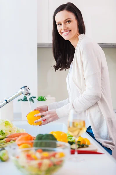 Jovem mulher lavando legumes para salada — Fotografia de Stock