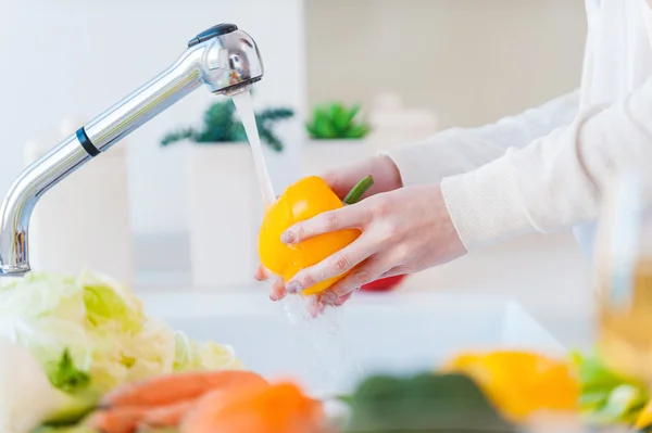 Young woman washing vegetables — Stock Photo, Image