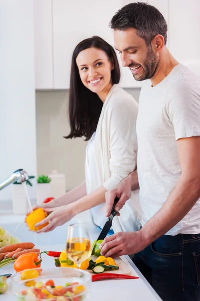 Giovane coppia cucina insieme — Foto Stock