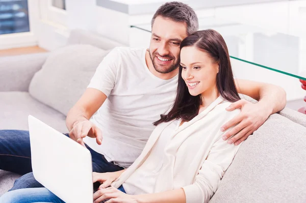 Jovem casal amoroso olhando para laptop — Fotografia de Stock