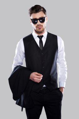 Formal giyim ceket taşıyan adam