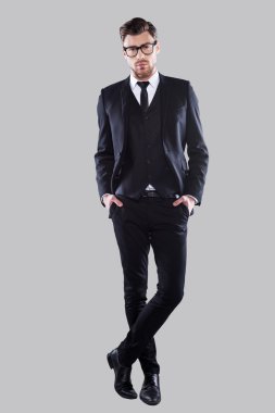 Kendine güvenen genç adam formal giyim ve gözlük