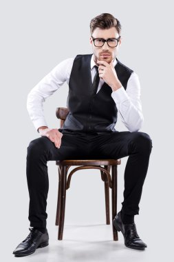 Yakışıklı genç adam koltuğa oturan