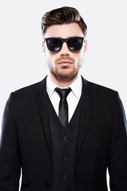Genç adam resmi aşınma ve güneş gözlüğü
