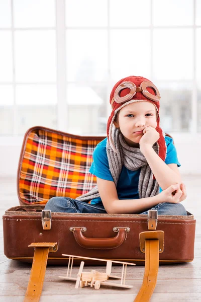 Ragazzino in copricapo pilota e occhiali — Foto Stock