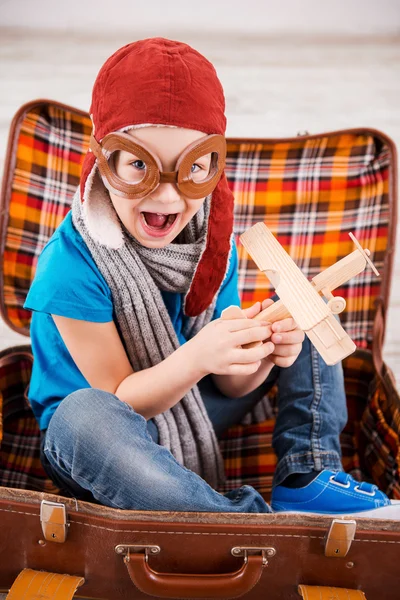 Küçük çocuk pilot şapkalar ve gözlük