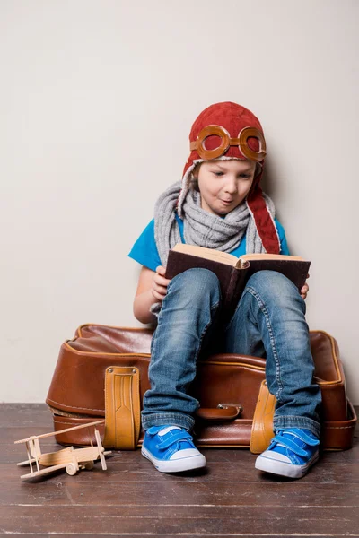 パイロット帽子と眼鏡の少年 — ストック写真
