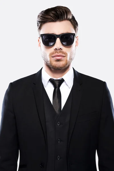 Hombre joven en ropa formal y gafas de sol — Foto de Stock