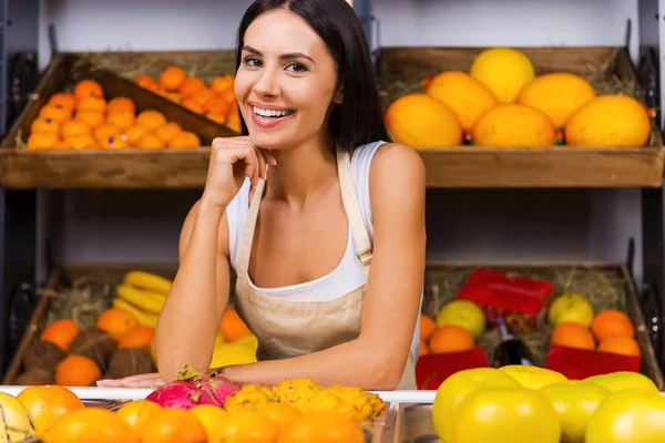 Mulher segurando a mão no queixo e sorrindo — Fotografia de Stock